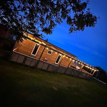 Tracey'S Hideaway - With Hot Tub & Amazing Views Hotell Llanasa Exteriör bild