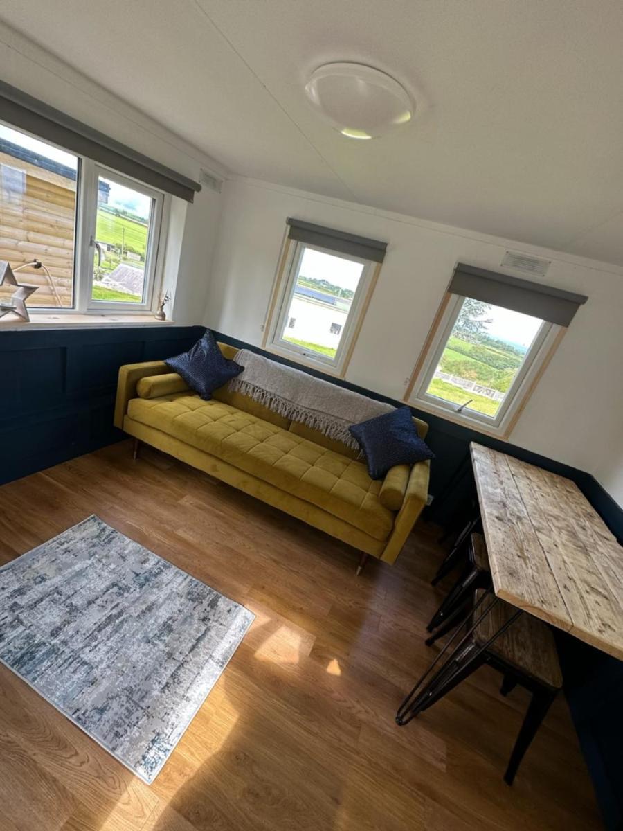 Tracey'S Hideaway - With Hot Tub & Amazing Views Hotell Llanasa Exteriör bild