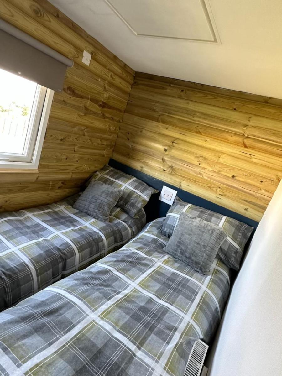 Tracey'S Hideaway - With Hot Tub & Amazing Views Hotell Llanasa Exteriör bild
