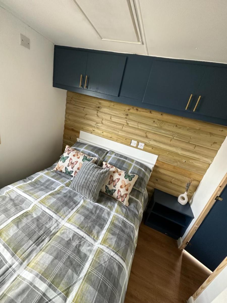 Tracey'S Hideaway - With Hot Tub & Amazing Views Hotell Llanasa Exteriör bild