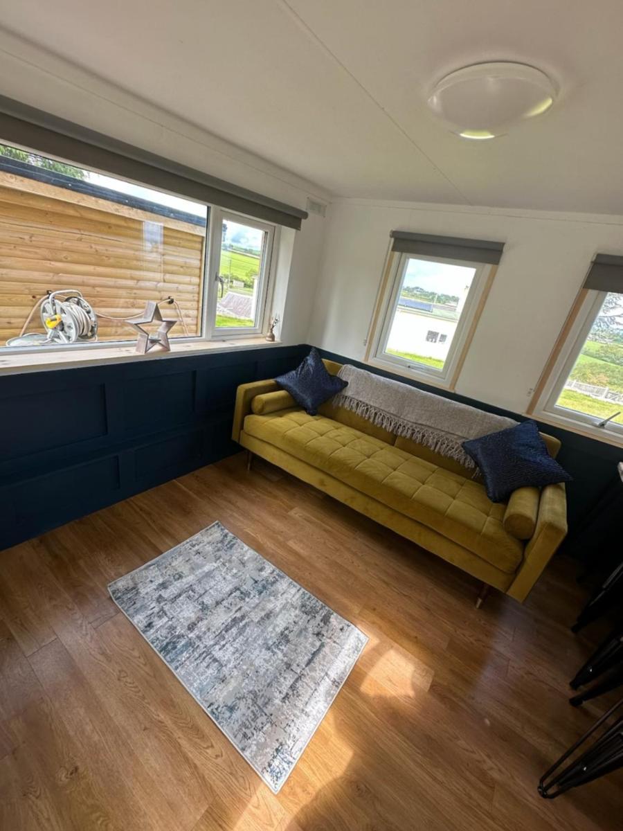 Tracey'S Hideaway - With Hot Tub & Amazing Views Hotell Llanasa Exteriör bild